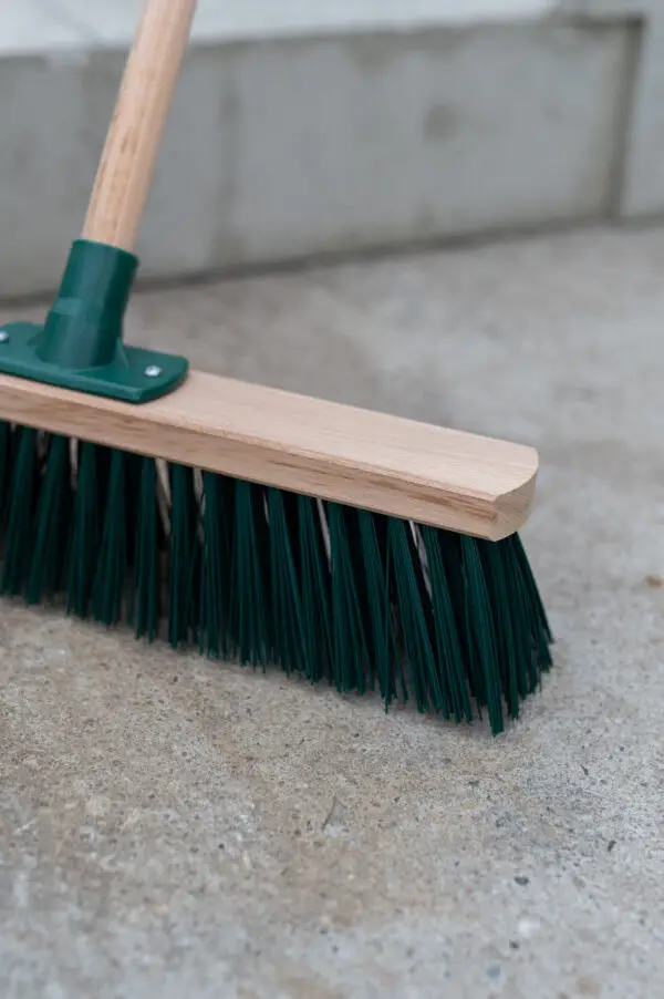 Straßenbesen Gartenbesen mit Holzstiel 130cm Elastonborsten – Bild 5