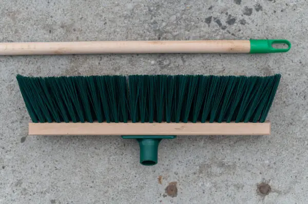 Straßenbesen Gartenbesen mit Holzstiel 130cm Elastonborsten