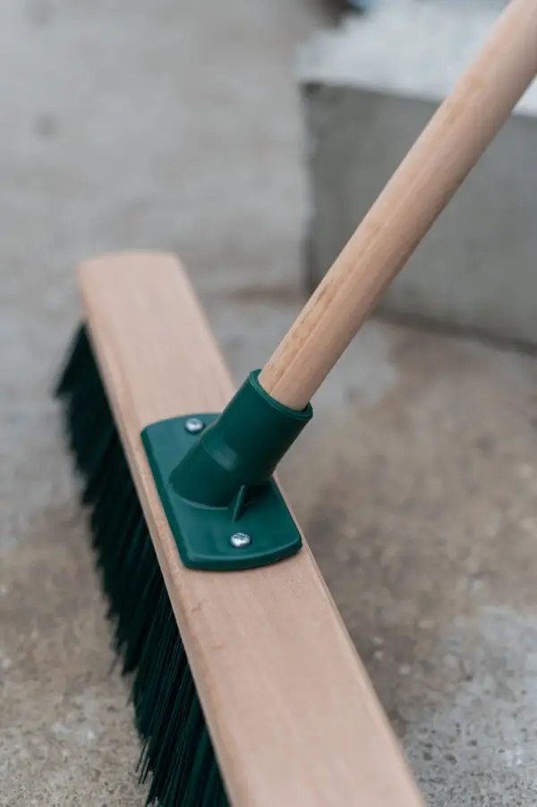 Straßenbesen Gartenbesen mit Holzstiel 130cm Elastonborsten – Bild 3